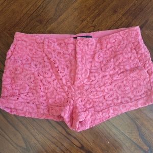 Adorable Shorts!🤍 Size Medium.